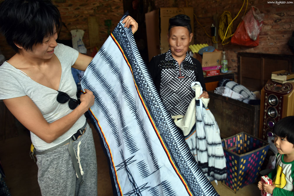 黔北一苇(10): 阿姨独自在家，和大部分农村家庭一样，她的儿女也远去广东打工了。<br>她原先正在里屋缝纫机前给蜡染的裙子织上花边。