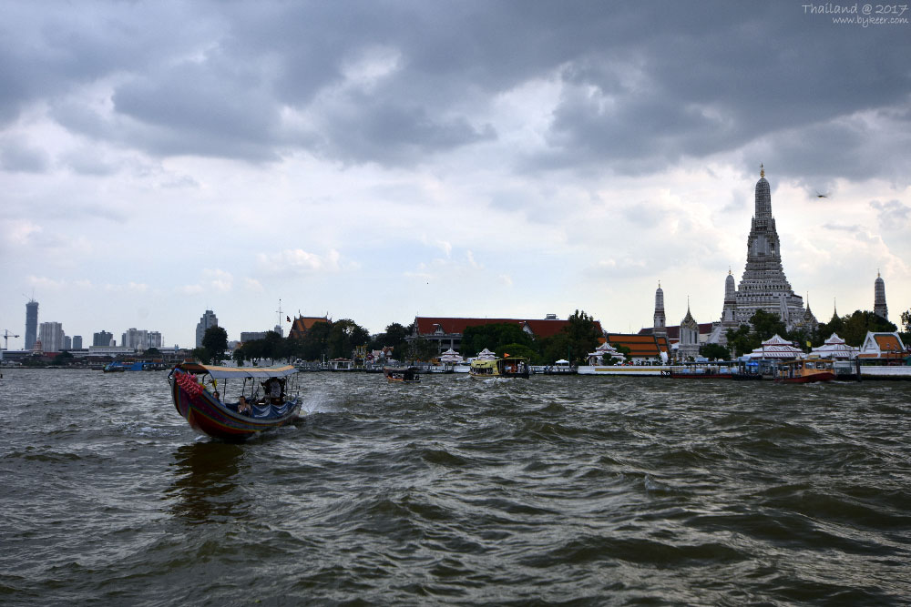 曼谷大城之旅(10): 曼谷城边的湄南河是泰国最大的河流，浩浩汤汤注入暹罗湾。<br>河对岸的郑王庙，有着泰国最大的大乘舍利式塔，享有“泰国艾菲尔铁塔”的美称。