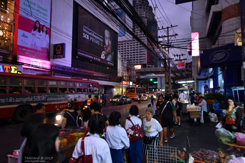 曼谷大城之旅(13): 曼谷商业区，仍是新老混杂的既视感，街道一边是与国内无二差异的大幅光鲜广告牌，一边却是杂乱不堪仿佛20年前县城才有的密集电缆。