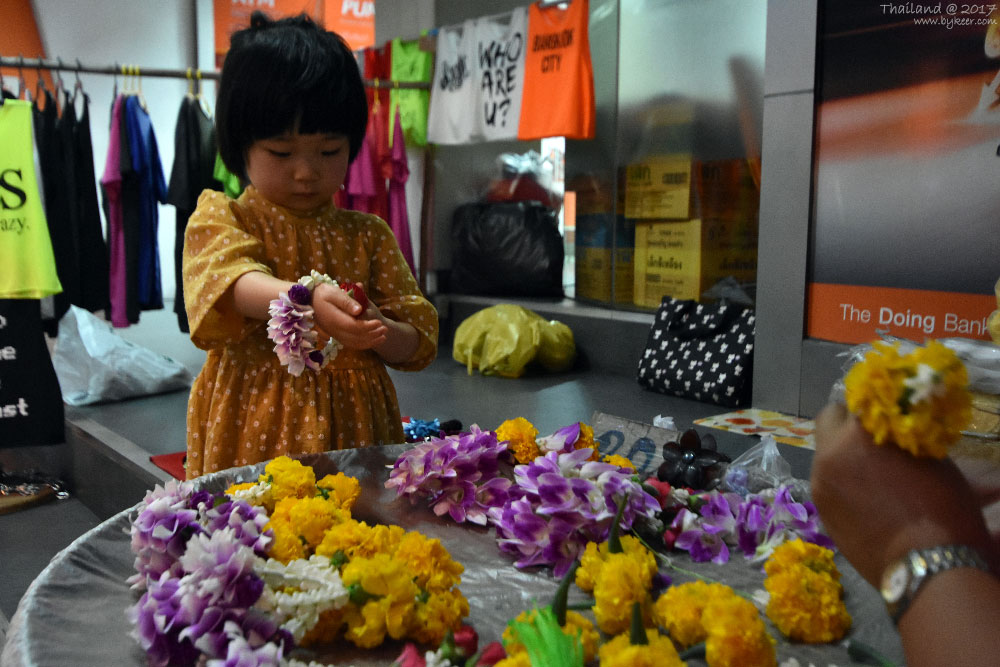 曼谷大城之旅(15): 鲜花也是泰国的特产，路边小摊上一串鲜花手链只要5泰铢，折合人民币1块钱吧。