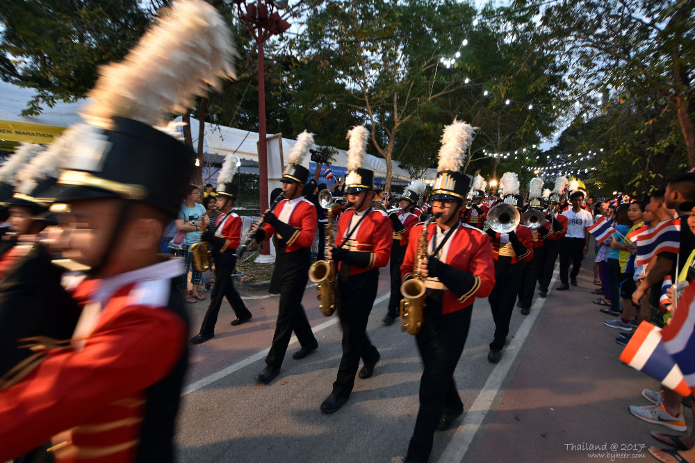 曼谷大城之旅(21): 最前面的军乐方队，红衣金缕，雪羽高帽，大鼓长笛小号排号一应俱全。