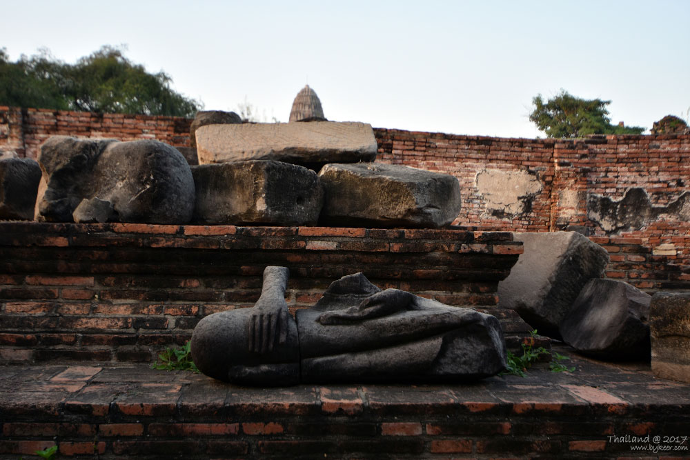 曼谷大城之旅(34): 数百年前，缅甸军队攻入大城，寺庙佛像毁坏殆尽。数百年后，残体犹在，看这只轻抚在腿上的手，真让人疼惜！