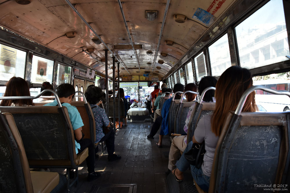 曼谷大城之旅(4): 新老经济交相混杂，现代和传统猛烈碰撞之地，街头破破旧旧的公交车粗犷威猛，颇有牛仔气息，但似乎比车水马龙的私家车落后了30年。