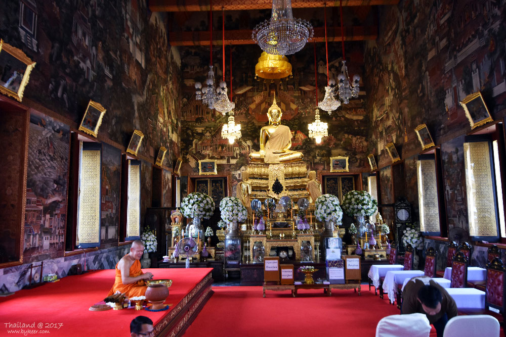 曼谷大城之旅(8): 泰国的寺庙显然更加开放，在国内寺庙的佛殿内拍摄佛像，那是不可能的。