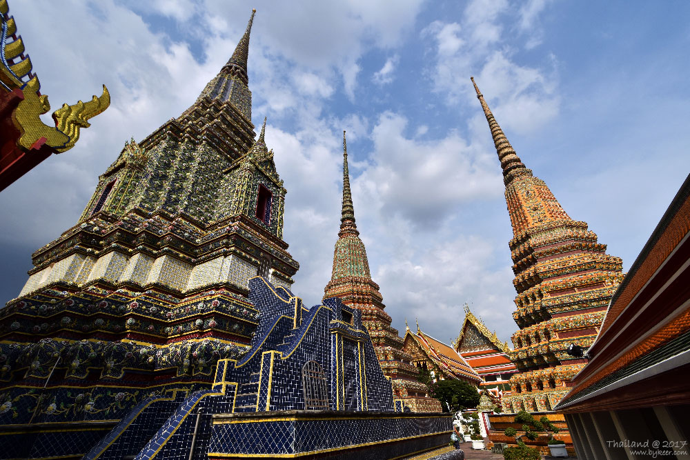 曼谷大城之旅(9): 造型奇特的泰国佛塔，穷游中说是艾尤塔雅时代的古塔。