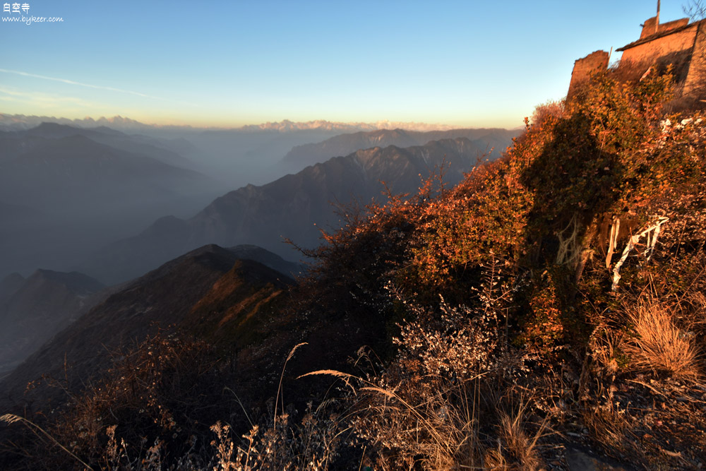 白空寺(8): 乌拉！2018年金红的晨光，掠过太子城和狮子王峰，照进杂谷脑河谷，点亮海拔5527米的羌山之王雪隆包。