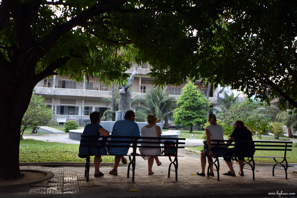 柬埔寨掠影(一)(12): 高中不大，很多旅游者都像语音导览所提议的，坐在墓地边或树下的长椅上，安静的倾听讲解