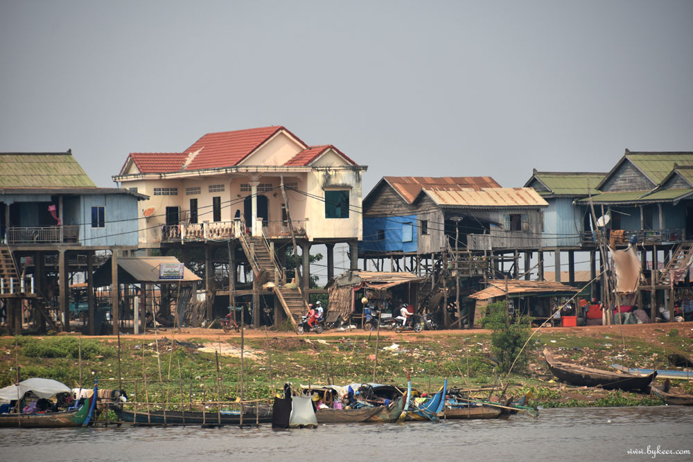 柬埔寨掠影(一)(22): 所有房屋都是架在半空中的。我很好奇，若是雨季，河边的小船能直接停靠在屋角门边吗？