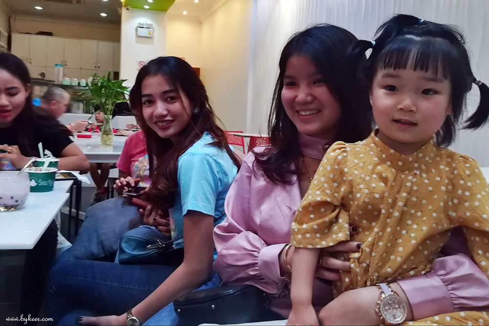 柬埔寨掠影(一)(26): 暹粒冷饮店的美少女们和薇薇一块儿合影，精致的腕表该是人手一块的标配