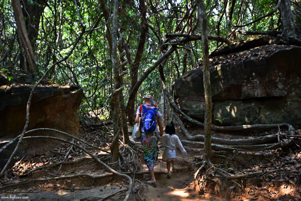 柬埔寨掠影(一)(28): 高布斯滨是我们在暹粒参观的第一处古迹，需要攀登山岭，穿越丛林