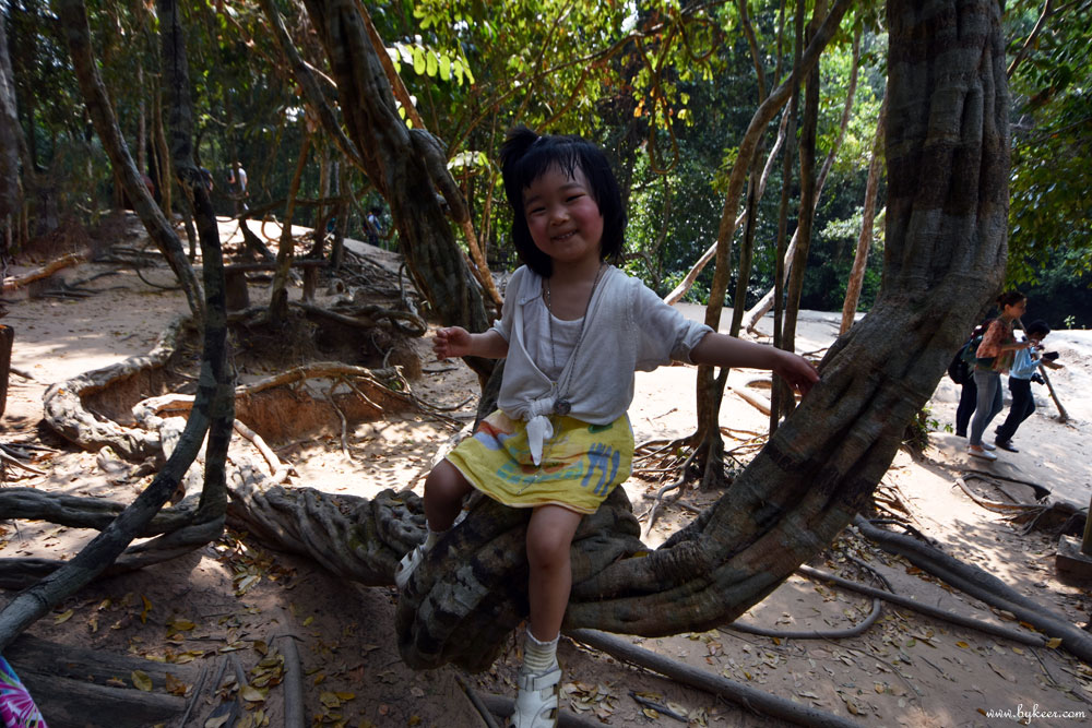 柬埔寨掠影(一)(29): 第一天的第一处放野，薇薇的兴致和精力都是最高的，几乎全程在山石和藤条间攀爬