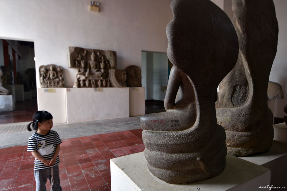 柬埔寨掠影(一)(3): 柬埔寨国家博物馆。柬族菩萨不是坐在荷叶上，也非莲花，而是坐在蛇身盘成的圆垫上；<br>她们的背后也不是普照众生的光环，而是眼镜蛇般膨大的纺锤圆盘形蛇体，拥托着七头蛇神！