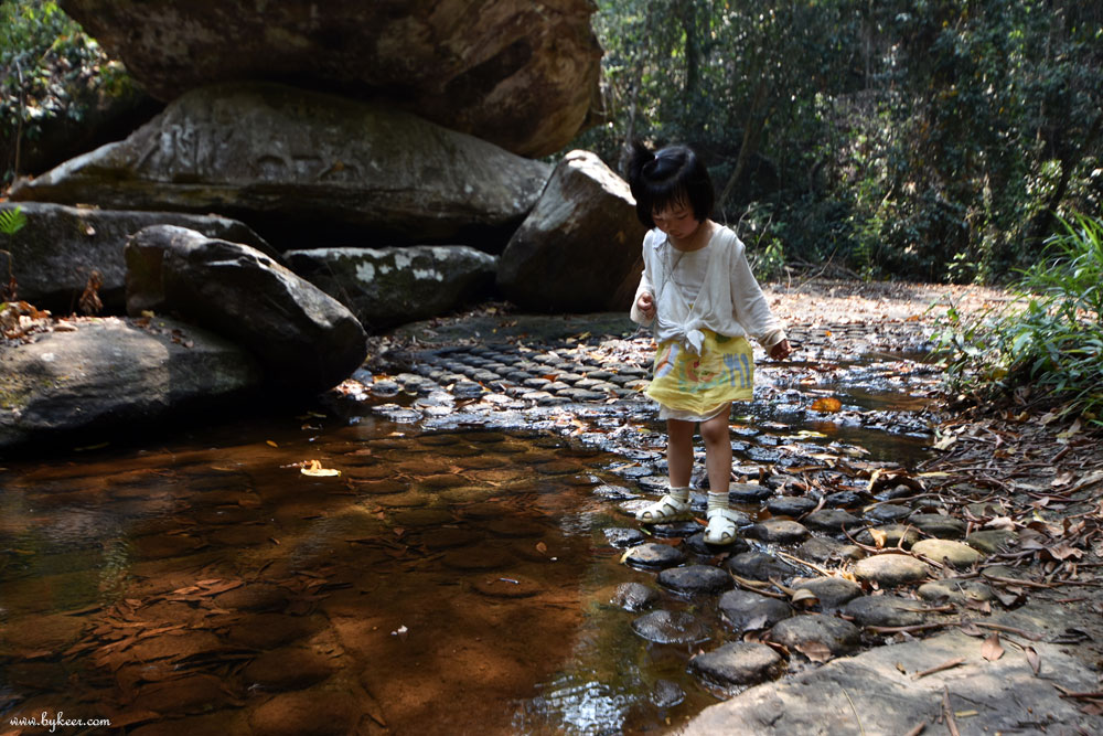 柬埔寨掠影(一)(30): 河床上碗口大小的圆点阵列，当时不明所以；后来才知道这是河水源头的1000个林迦（阳具），高布斯滨正是印度教的圣河