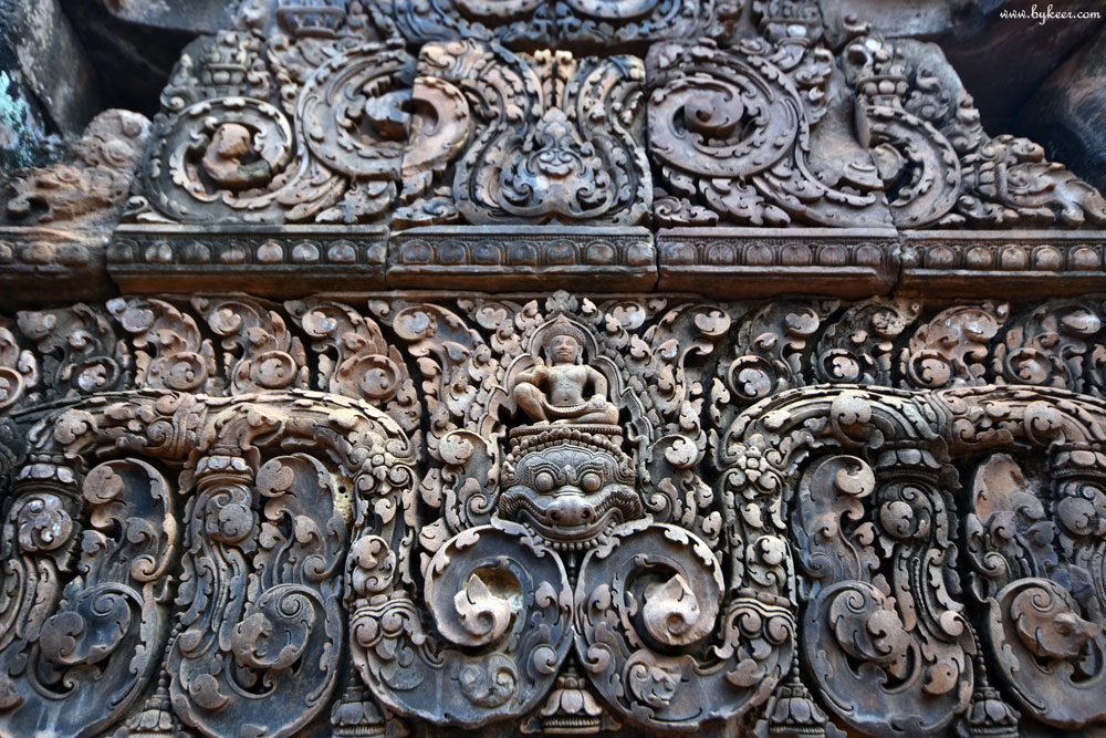 柬埔寨掠影(一)(32): 女王宫是古代高棉雕塑的最精华作品之一，号称吴哥艺术之钻。<br>数百年过去了，门楣花纹依然流畅明锐，纹理清晰深刻，宛如3D打印出来一般
