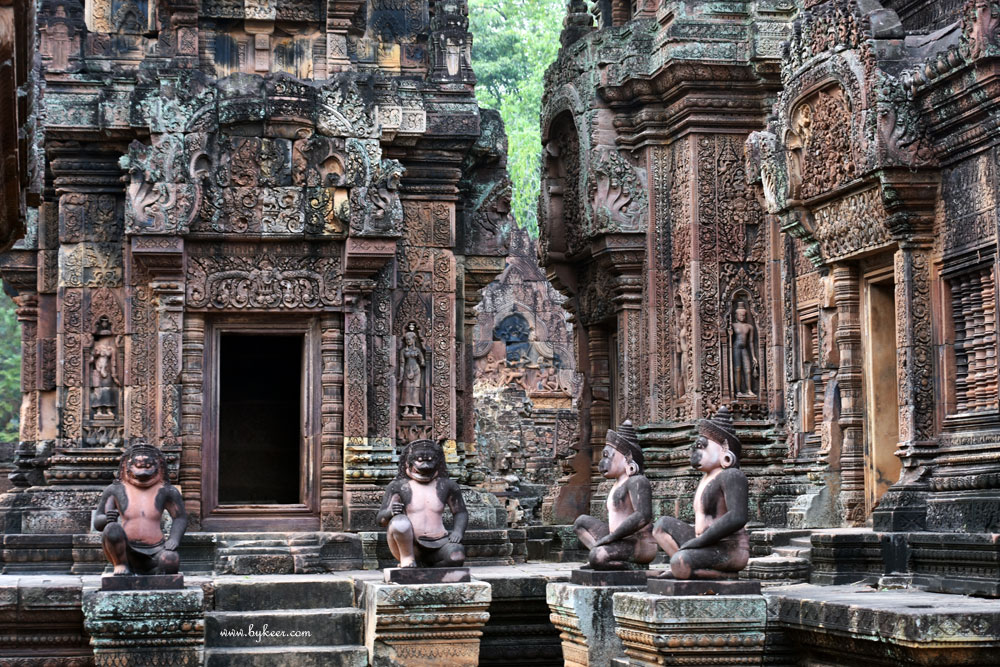 柬埔寨掠影(一)(33): 这座由红土建造的伟大宫殿，墙壁、立柱、门楣等建筑表面几乎完全被浮雕覆盖，没有一点空隙