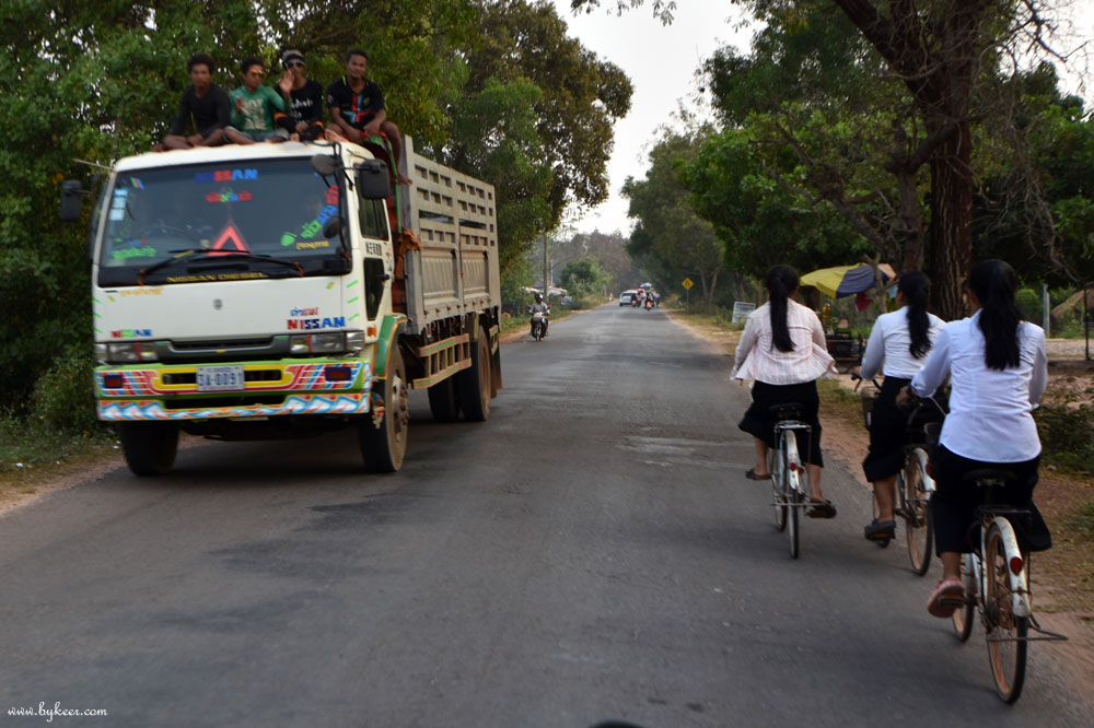 柬埔寨掠影(一)(37): 一律身着白衣蓝裤或裙的中小学生，是柬埔寨公路上的一道风景