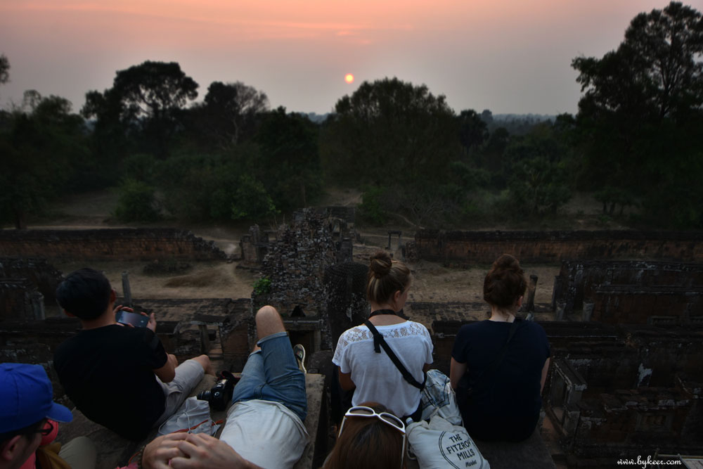柬埔寨掠影(一)(39): 比粒寺的日落，照耀过繁荣兴盛的吴哥王朝，照耀过数百年衰败无人的残迹，如今又迎来了汹涌的人潮……