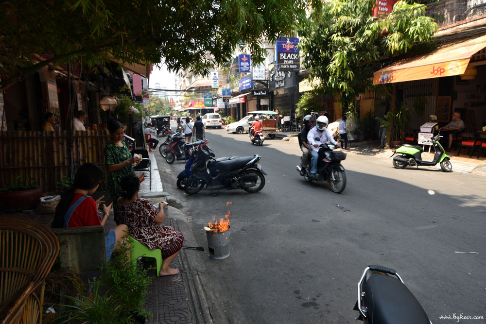 柬埔寨掠影(一)(6): 街边偶尔还能看见有人在铁桶中烧纸，不知道烧的是什么，烧给谁。<br>柬埔寨位于印度文化和华夏文化的交叉地带，能看到的中国习俗要比越南弱了很多