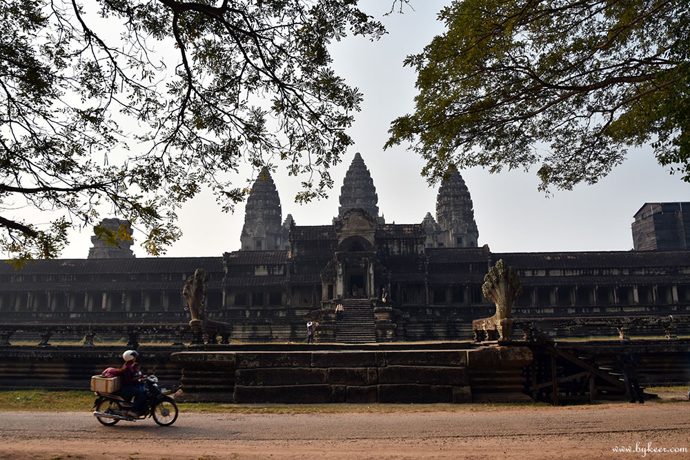 柬埔寨掠影(二)(1): 除了以荷花池为前景的经典正面证件照，吴哥寺的侧影也还是帅帅的，每个方向都有七头蛇神守护。