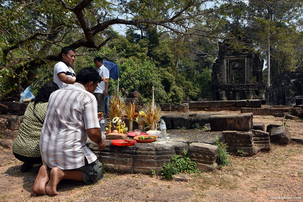 柬埔寨掠影(二)(15): 主道一旁的土台残垣上，有一家柬埔寨人在祭祀。先主？亡灵？莫谁能知