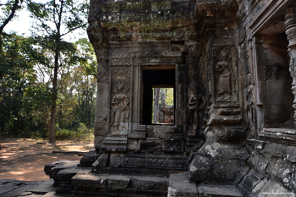 柬埔寨掠影(二)(17): 路边一座小巧精致的神庙，人影罕至。怎么比喻更加恰当？吴哥寺上掉下来的一颗沙砾吧。