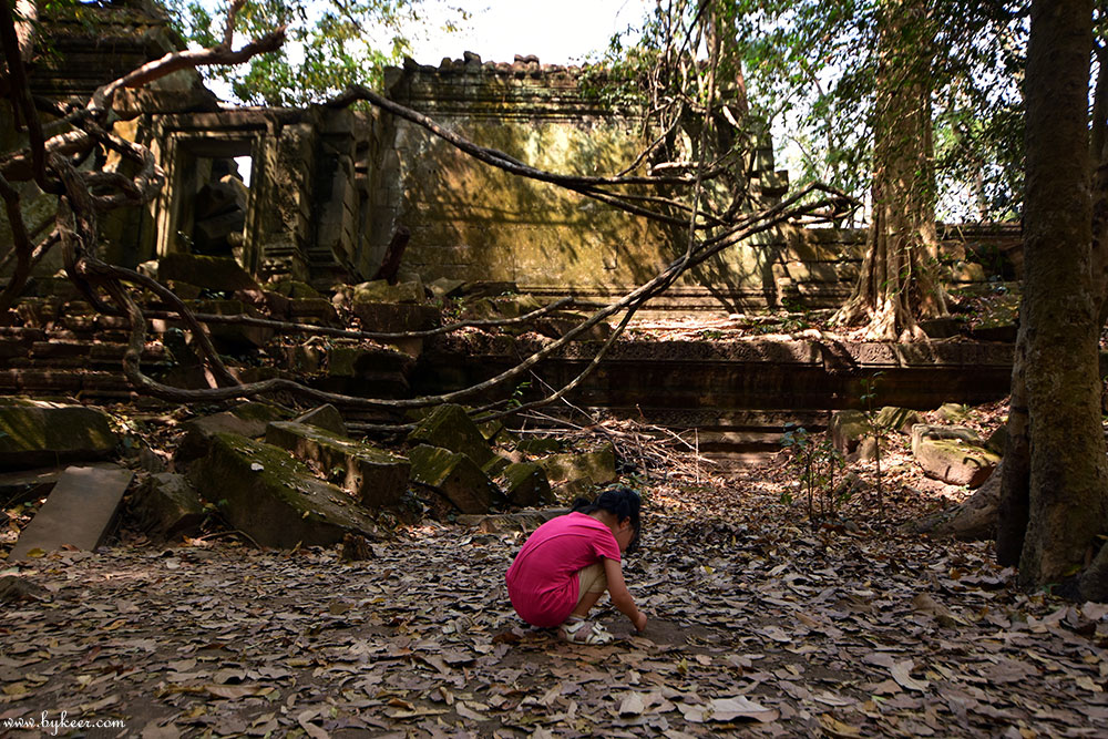 柬埔寨掠影(二)(31): 而在薇薇眼中，这些开花或没花的石头，都比不上沙地上的一颗爱心，或一个小人儿