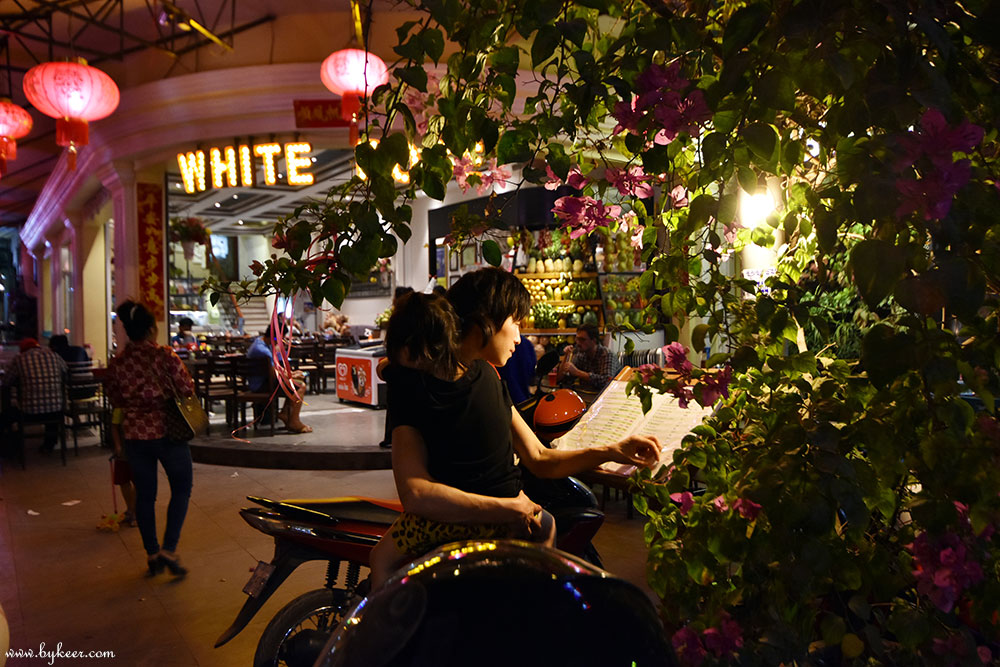 柬埔寨掠影(二)(39): 颇有盛名的White Rose饭店，我们呆在马德望的时间太过匆忙，只能简单翻看了一下菜单。