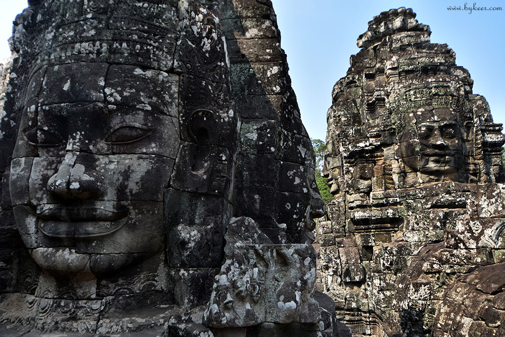 柬埔寨掠影(二)(5): 穿过暗黑廊道，攀上陡峭阶梯，站在石台上才能惊赫发现数十根石塔，那是隐藏在废墟中的珍宝；<br>每座石塔的四面，都是巨大，沧桑，闻名遐迩的笑脸，高棉的微笑。