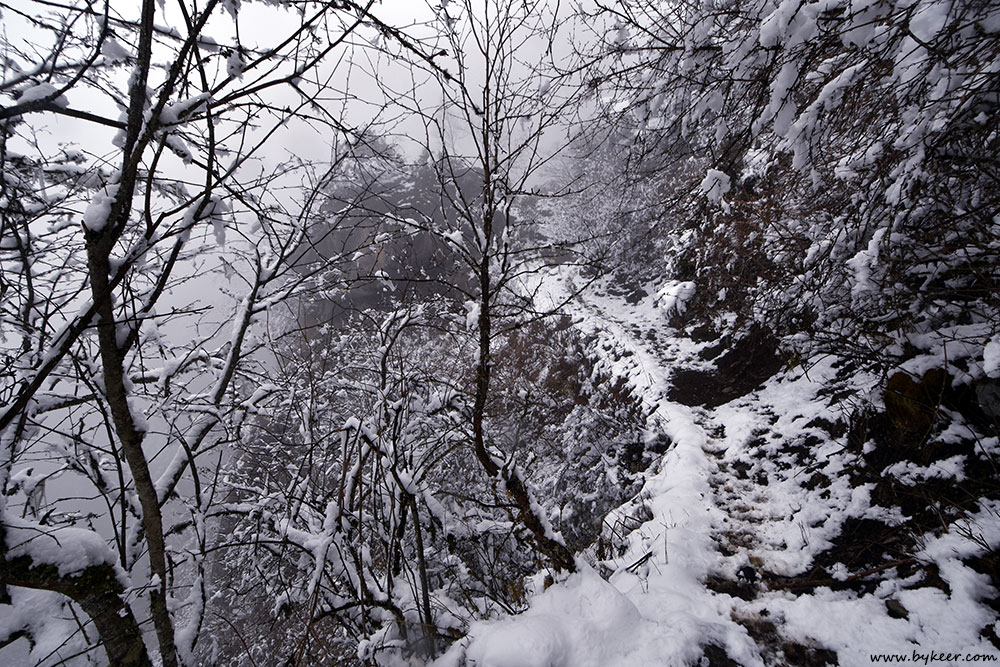 星巴五普(3): 山中之雪，超出想象。山下已是初夏风景，山村也是桃红柳绿，可越往山上走越是一幅严冬风景