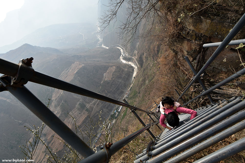 索玛花开(29): 昨天初来乍到，攀爬在这几段钢梯时还颇为惊心，又找回独行大瓦山脊般的飞翔感；<br>今日再次穿行，就已经淡定平静不少了。