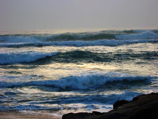 冬日夏梦――海南(21): 层层叠叠的海浪，<br>我面对着你，<br>宁愿投入你的怀抱！