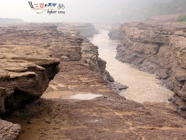 太行山西(13): 壶口瀑布下面<br>黄河在深深下切的河床中静静流淌