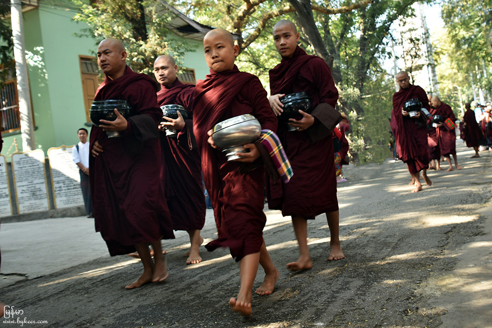 缅甸漫行图记(一)(20): 乌本桥头的马哈伽纳扬僧院号称缅甸最大，从小沙弥到大主持，僧人数千。<br>缅甸信奉小乘佛教，僧侣严格遵守“过午不食”和“托钵乞食”，每天只吃两顿：清晨4点钟和上午10点，午后到午夜不再吃任何东西。<br>上午10:15，僧院准时敲钟，上千僧侣从四面八方陆续走到餐厅外的小路上，汇成壮观的洪流。