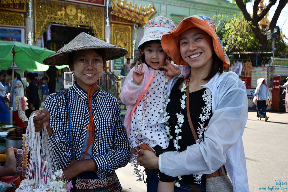 缅甸漫行图记(一)(25): 实皆古城位于曼德勒西南，隔伊洛瓦底江相望。这是实皆山顶佛塔前卖花的少女。