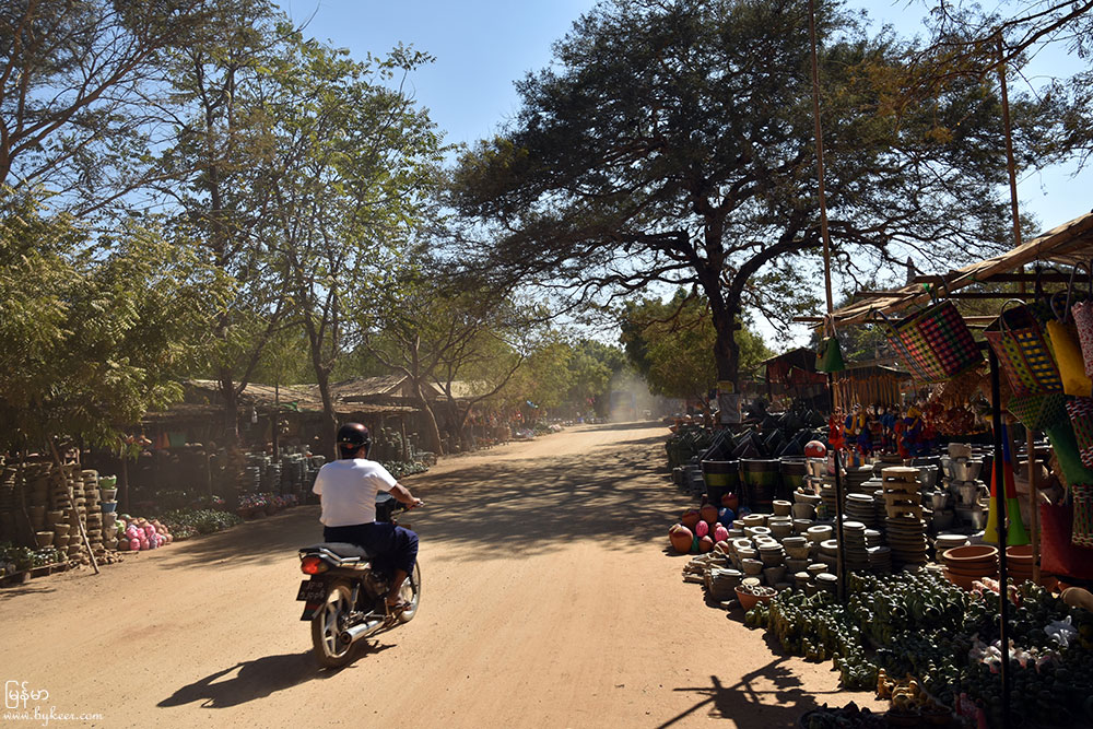 缅甸漫行图记(一)(34): 除了连接良乌和新老蒲甘的干道是正规柏油路；其他支路，连同城镇，满是沙土；汽车一过，尘飞土扬。