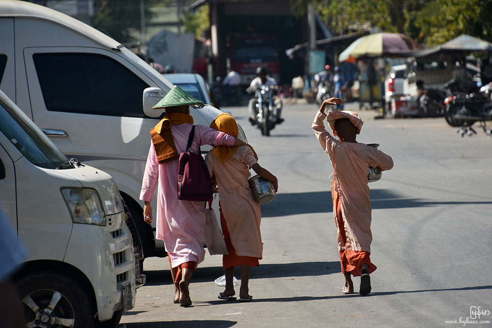 缅甸漫行图记(一)(8): 粉红色袈裟袭地的尼姑，是缅甸街头的独特一景。<br>据说尼姑地位低下，仅高于人妖，且一旦出家为尼不可还俗；但对于穷苦人家，这也是接受教育的难得机会。<br>缅甸和尚可以每天上午乞食化缘，尼姑却每周只有两天的机会。仔细来看，就连她们的托钵也不是高级的漆器。
