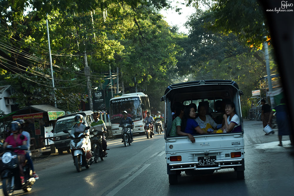 缅甸漫行图记(一)(9): 搭乘突突车TAXI前往城南乌本桥，郊外绿树成荫，夕阳摇曳。<br>街头即景随拍，这种小货车就是曼德勒的市内公交。