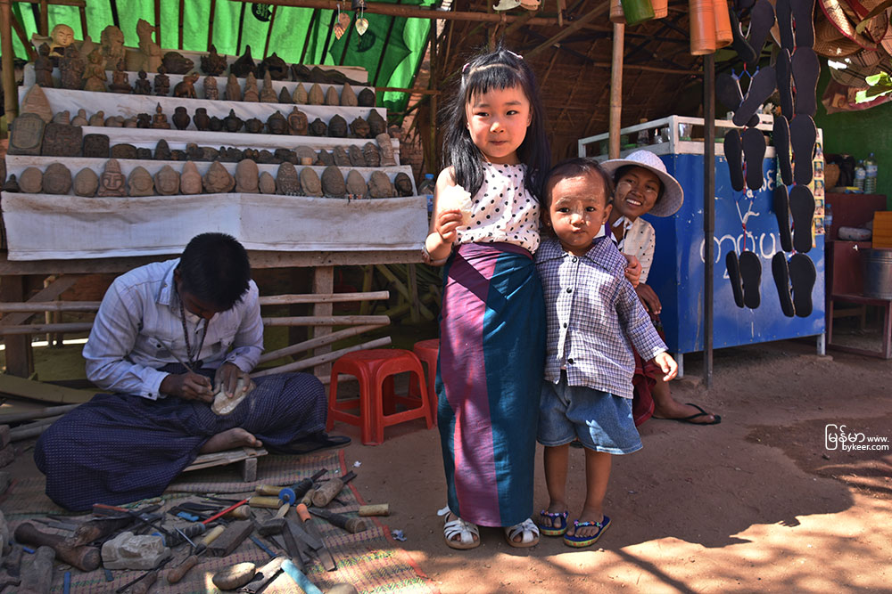 缅甸漫行图记(二)(11): 乡村饭店中，路边小摊贩前，薇薇总是能用糖果和饼干交换来气球、折纸、木刻小乌龟的礼物，收获一份份淳朴恬静的友谊。