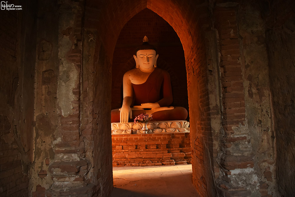 缅甸漫行图记(二)(16): 一座不知名小塔中，斜光正好照耀在佛陀之前，在黄昏阴影中燃起一片神奇的光晕。