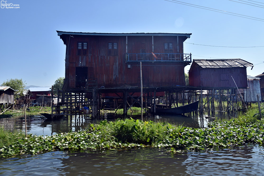 缅甸漫行图记(二)(21): 与柬埔寨洞里萨河边的水上人家相似，这里房子全都靠无数树干支撑，腾空而起，千脚落地
