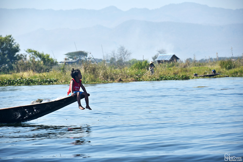 缅甸漫行图记(二)(26): 疾驶而过的长艇上，悠然闲坐在船头的小毛孩。