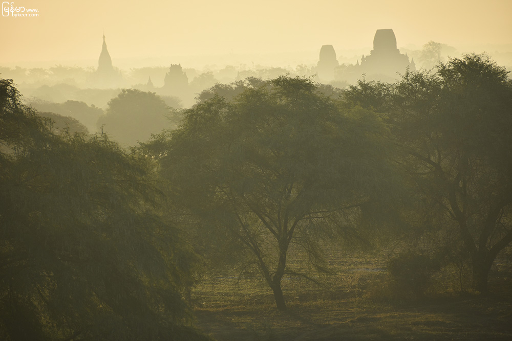 缅甸漫行图记(二)(3): 迎着阳光，佛塔只是晨雾中朦胧的剪影，它们仿佛隐现在历史千年的迷雾中。