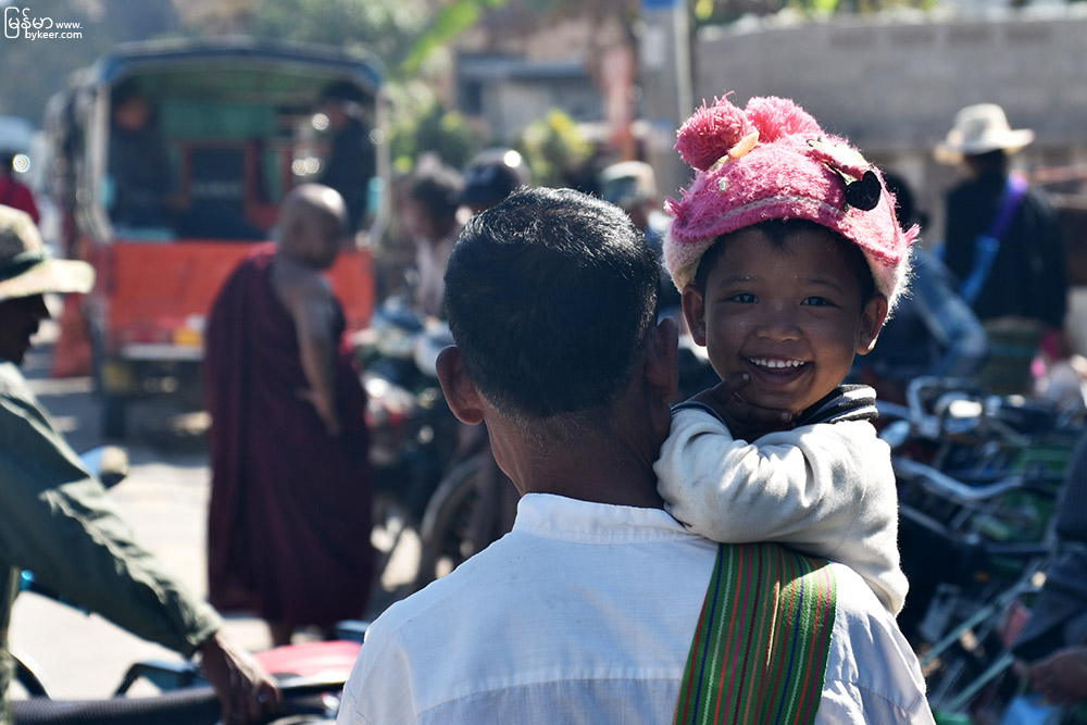 缅甸漫行图记(二)(44): 街上偶遇的男孩，看见我端起相机，便一路绽放出笑脸，多么神奇的际遇。<br>回想初入曼德勒的惶惑与踌躇，缅甸数日，已嬗变为难以言述的美好。<br>质朴和自由，这就是佛陀赐予缅甸的最珍贵礼物吧。