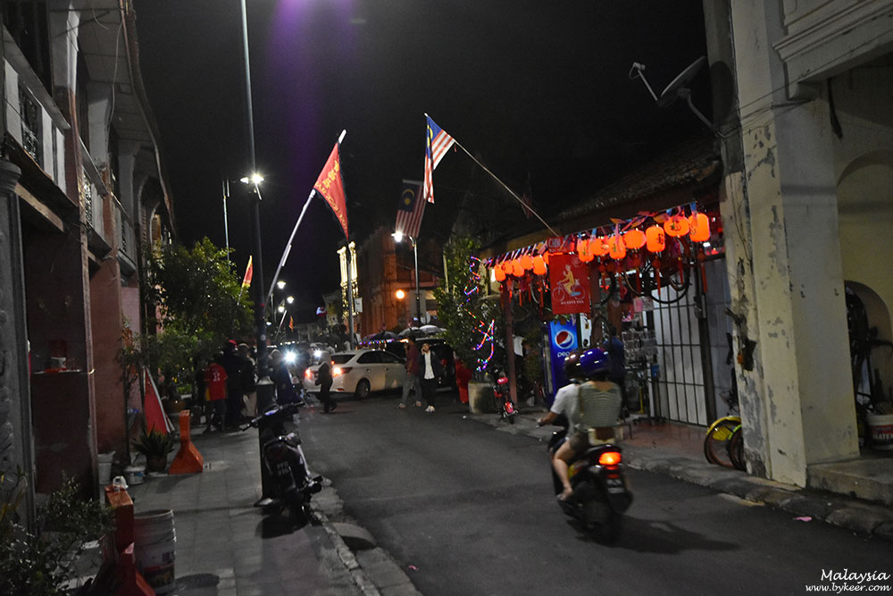 漫步槟城(11): 街头巷角，马来西亚的辉煌条纹国旗随处可见。