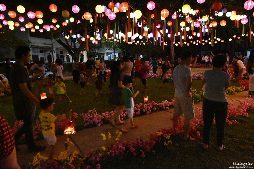 漫步槟城(12): 这天正是中秋，小小的街头公园中张灯结彩，人潮簇拥，好不热闹。<br>提灯笼游行是马来西亚华人中秋节的传统游乐项目。