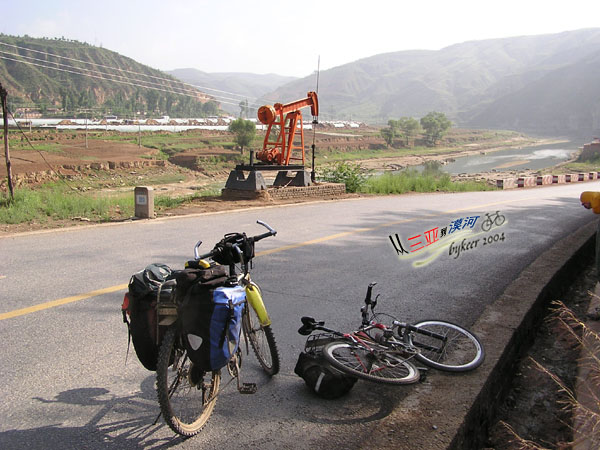 陕原之西(7): 延长到延川途中<br>公路边的油井<br>孔雀的单车