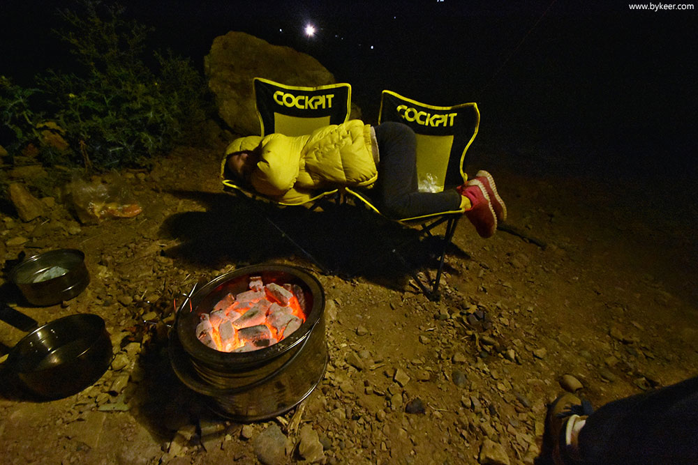 攀西流浪记(15): 熊熊炭火是这次自驾中新晋的装备，也是这寂静冷清冬夜中最好的陪伴。