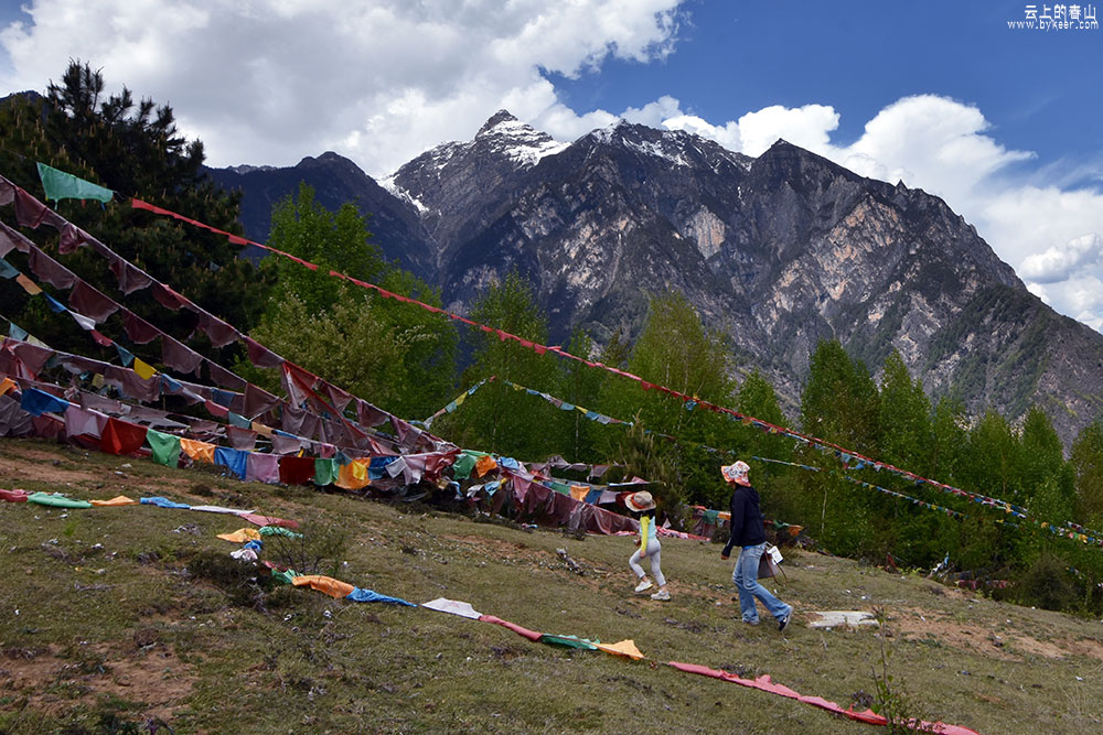 云上的春山(34): 墨尔多神山是藏族最古老的宗教――雍仲本教的神山，嘉绒藏族文化中心，主峰海拔5100余米。