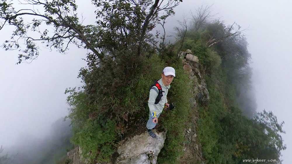 铁瓦殿(4): 海拔2470米，算是铁瓦殿最危险的一处暴露感较强的山脊了