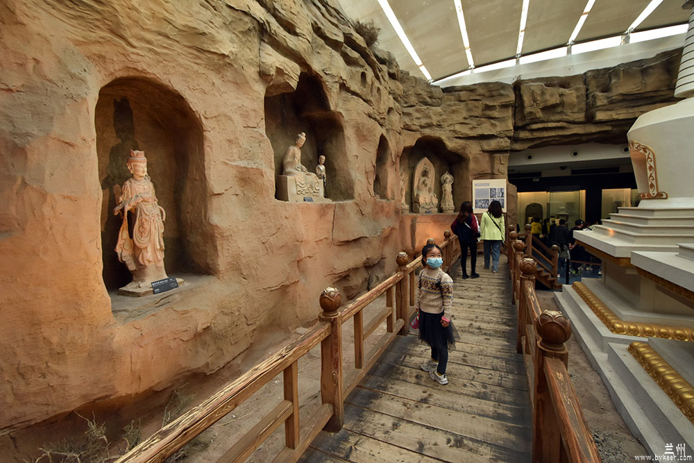金城兰州(21): 藏传佛教白塔和石窟摩崖造像。